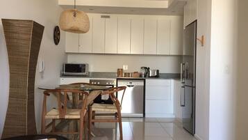 Estúdio, vista para a montanha | Cozinha americana privada | Geladeira, micro-ondas, fogão, cooktop