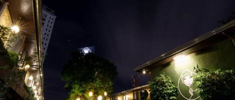 Fassade der Unterkunft – Abend/Nacht