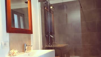 Habitación doble | Baño | Ducha, artículos de higiene personal gratuitos y secador de pelo