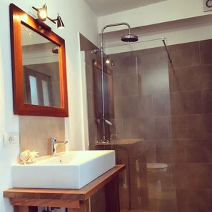 Dobbeltrom | Bad | Dusj, toalettartikler (inkludert), hårføner og badekåper