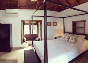 Habitación doble, 1 cama King size, baño privado (King Room with bath and shower) | Caja de seguridad en la habitación, wifi gratis y ropa de cama 