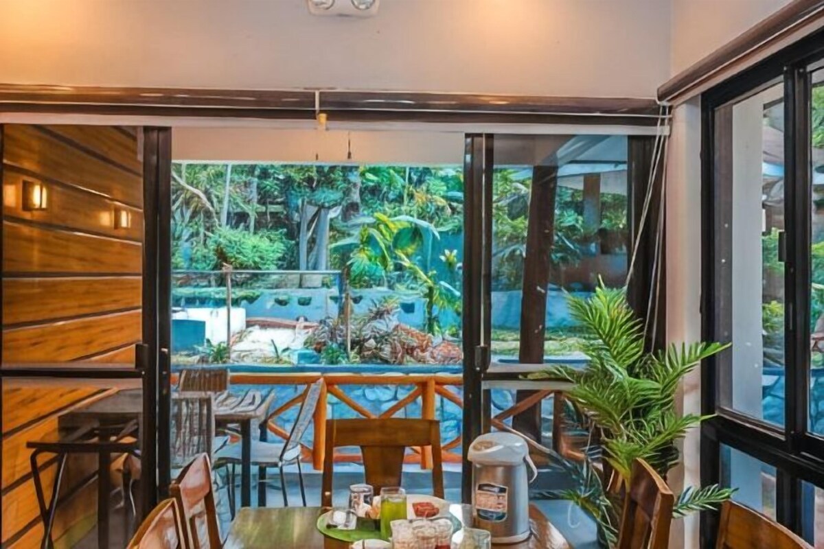 Dining | Breakfast, lunch and dinner served