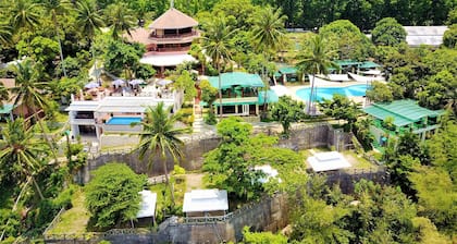 Noni's Resort