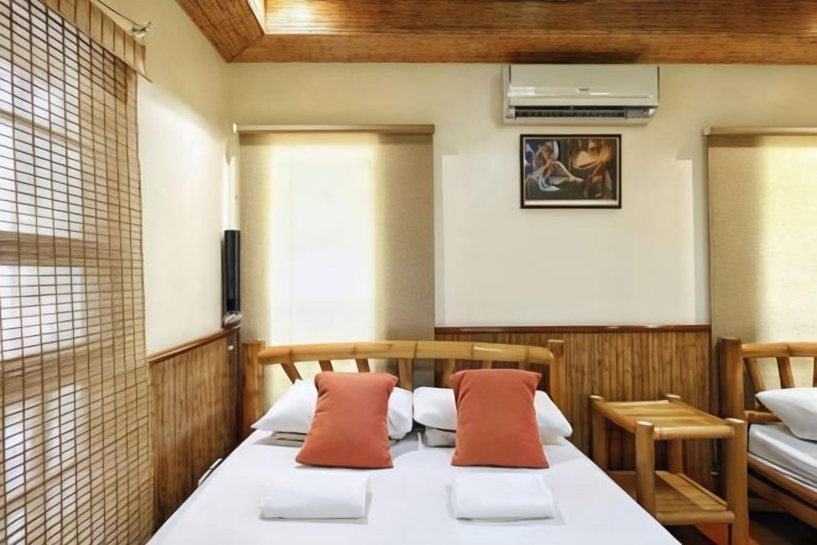 Escritorio y ropa de cama 