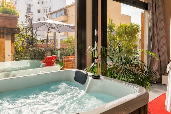 Suite exclusiva, 1 cama de matrimonio grande, piscina privada | 1 dormitorio, ropa de cama de alta calidad, colchones viscoelásticos