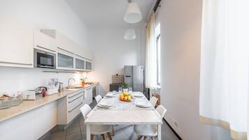 Deluxe Condo, 1 Bedroom, City View | Private kitchen | Fridge