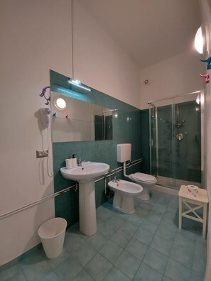 Basic Triple Room, Private Bathroom | Bathroom | Free toiletries, hair dryer, bidet, towels - Le Ginestre in Centro (Salerno)