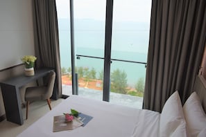 Suite (Grand D'Wharf) | Een minibar, een bureau, een strijkplank/strijkijzer, gratis wifi