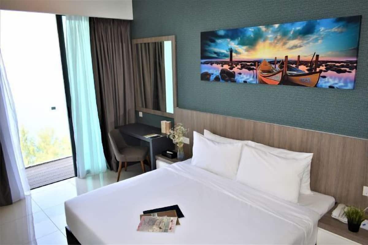Een minibar, een bureau, een strijkplank/strijkijzer, gratis wifi
