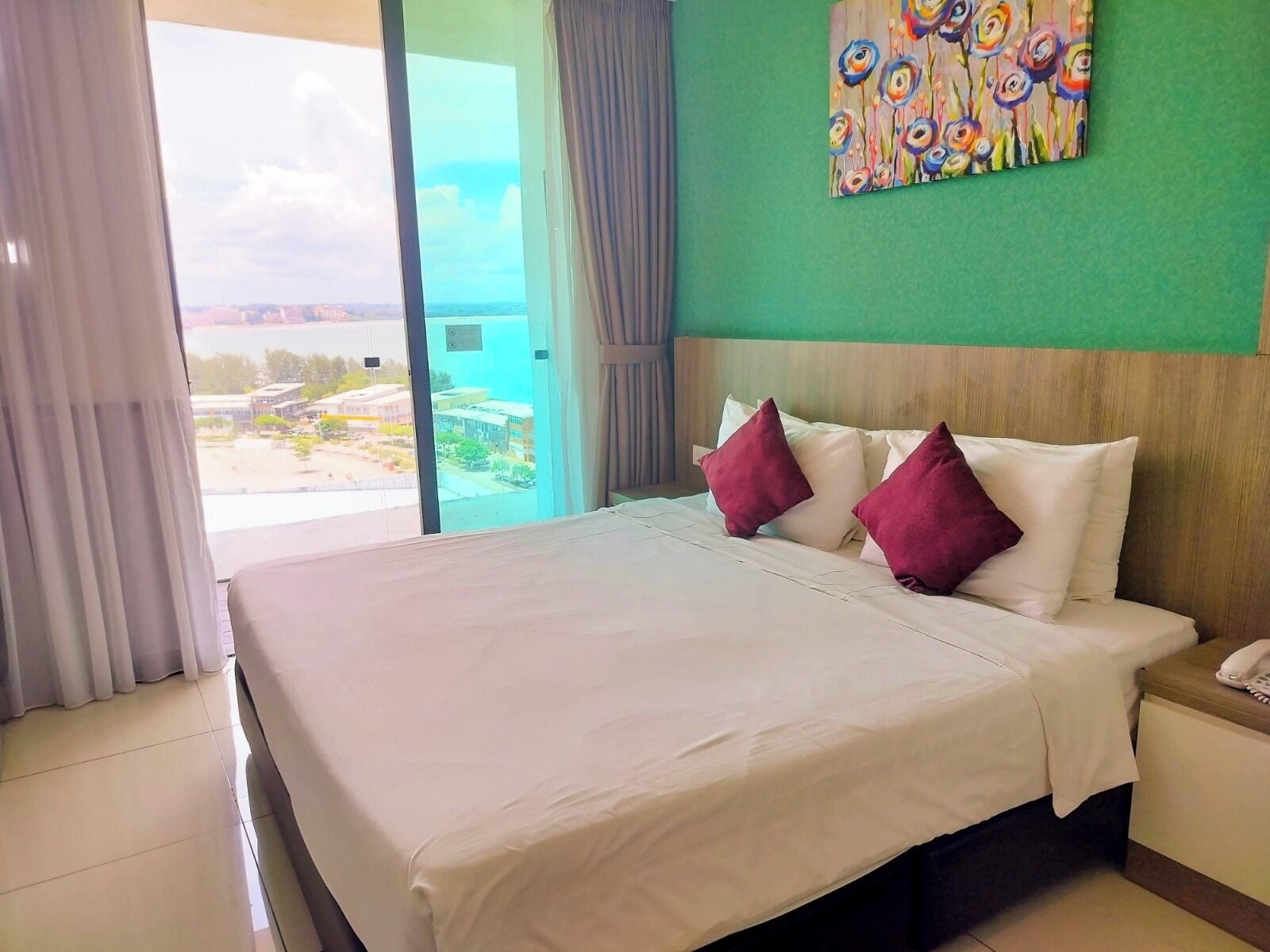 Habitación superior, 1 cama de matrimonio grande | Minibar, escritorio, tabla de planchar con plancha y wifi gratis