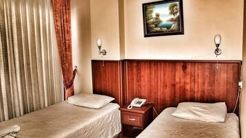 標準雙人房 | 迷你吧、書桌、免費 Wi-Fi