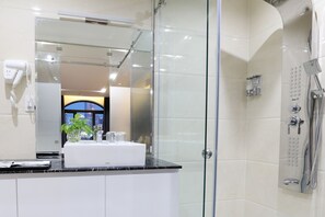 Shower, rainfall showerhead, free toiletries, hair dryer - Prague Hotel (Ho Chi Minh City)