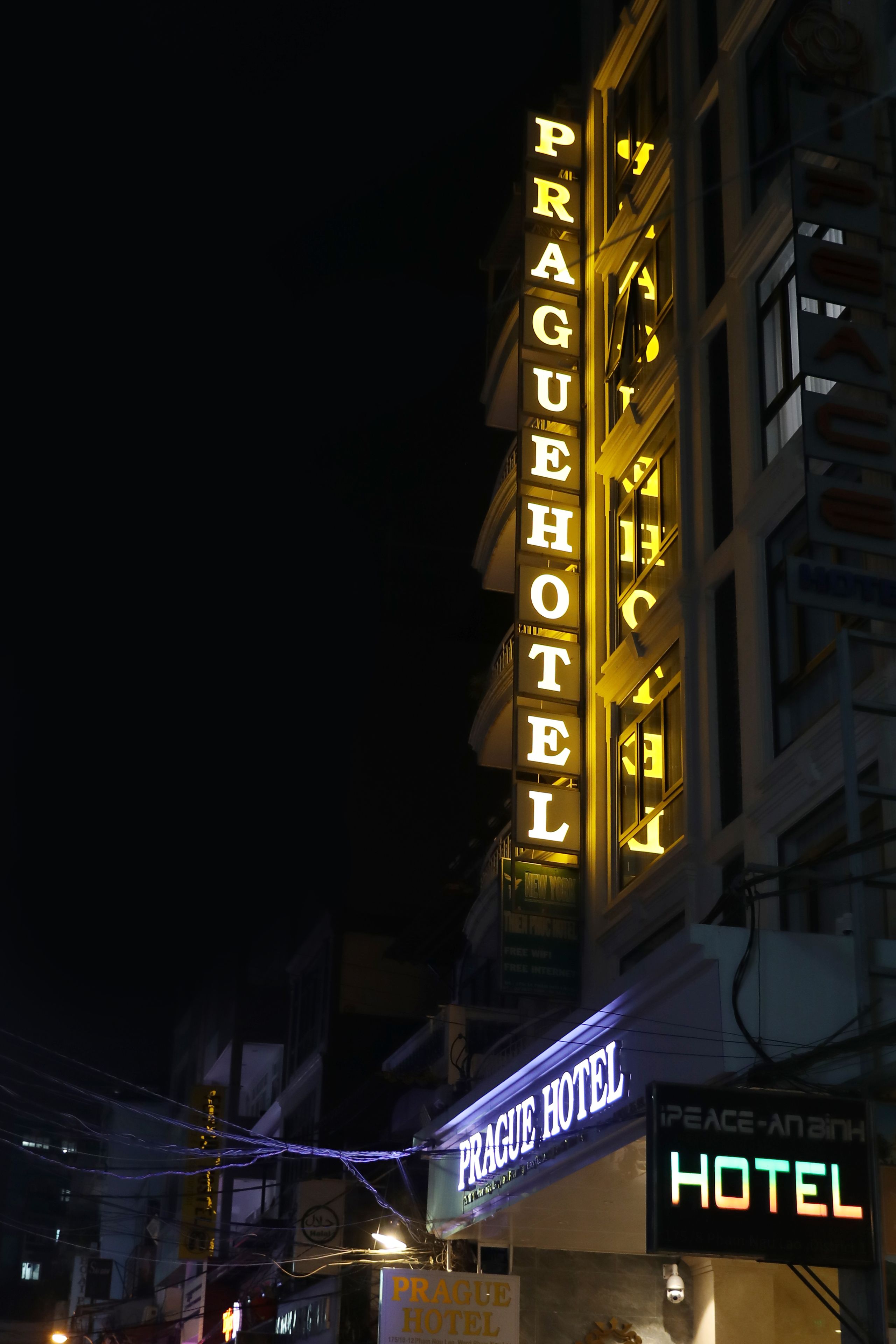 Fachada da propriedade à noite