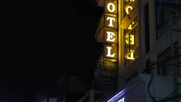 Fachada da propriedade à noite