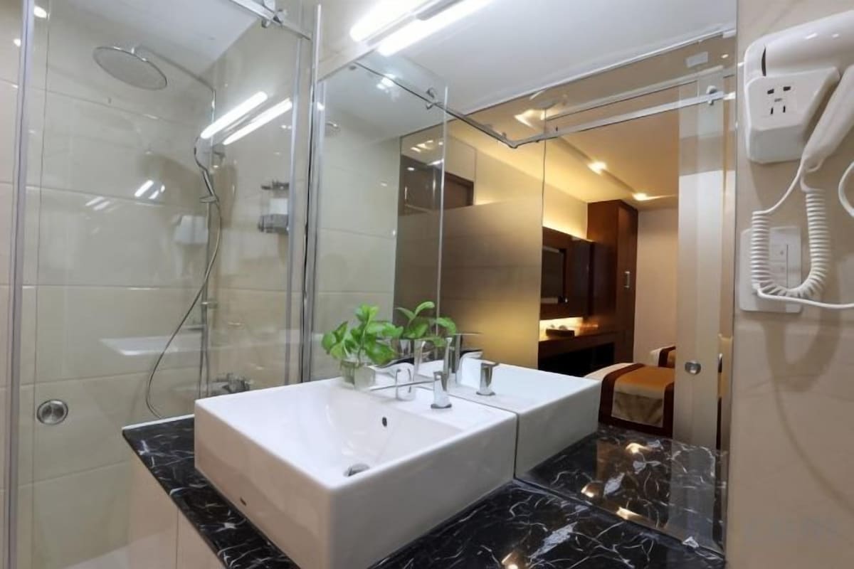 Bathroom | Shower, rainfall showerhead, free toiletries, hair dryer