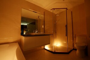 Familienzimmer, 2 Queen-Betten | Badezimmer | Dusche, Regendusche, kostenlose Toilettenartikel, Haartrockner