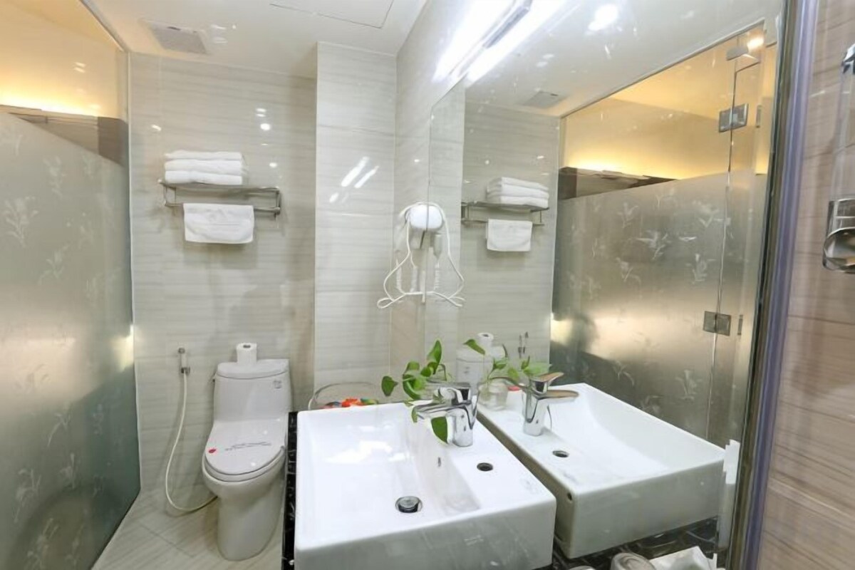 Bathroom | Shower, rainfall showerhead, free toiletries, hair dryer