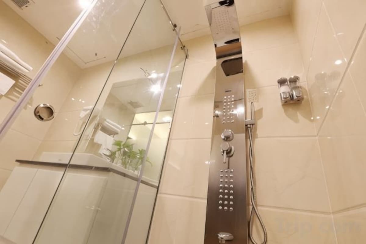 Bathroom | Shower, rainfall showerhead, free toiletries, hair dryer