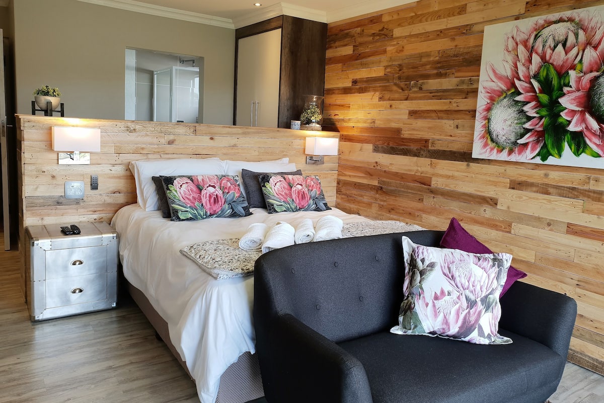 Executive-Doppelzimmer, 1 Queen-Bett, Flussblick | 1 Schlafzimmer, hochwertige Bettwaren, individuell dekoriert