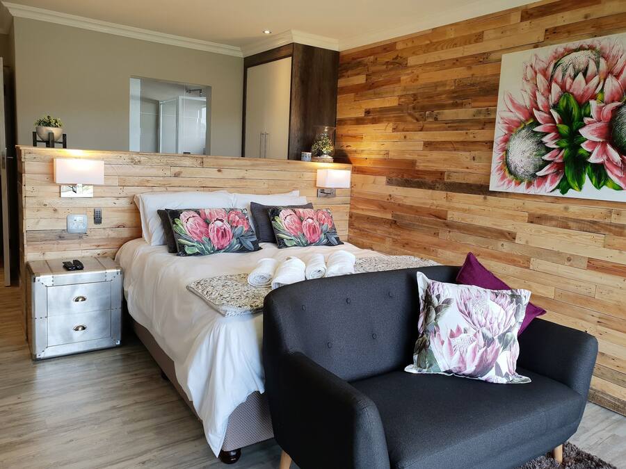 Executive-Doppelzimmer, 1 Queen-Bett, Flussblick | Hochwertige Bettwaren, laptopgeeigneter Arbeitsplatz