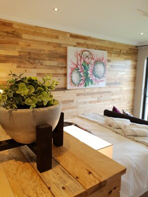 Protea Room with River View | Premium bedding, individually decorated, individually furnished - Riverview Guesthouse (East London)