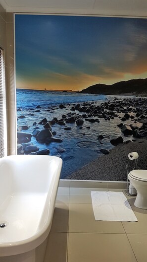 Habitación doble, vistas al jardín | Baño | Artículos de higiene personal gratuitos, secador de pelo y toallas
