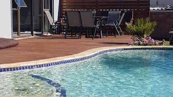 Utendørsbasseng, bassengparasoller og solsenger