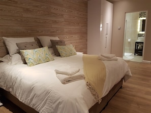 Comfort Double Room, 1 Bedroom, Non Smoking, River View | Premium bedding, individually decorated, individually furnished - Riverview Guesthouse (East London)
