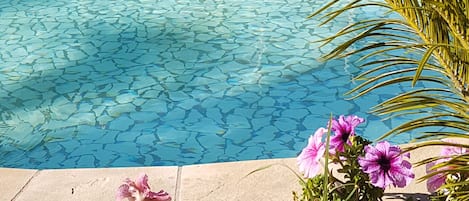 Piscine extérieure, parasols de plage, chaises longues