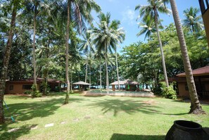 Property grounds - Melina's Beach Front Bungalow (Krabi)