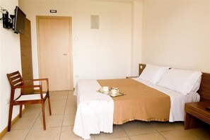 Cots/infant beds, free WiFi