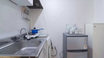 Room (2 Double Beds - 3) | Private kitchenette | Fridge, cookware/dishes/utensils