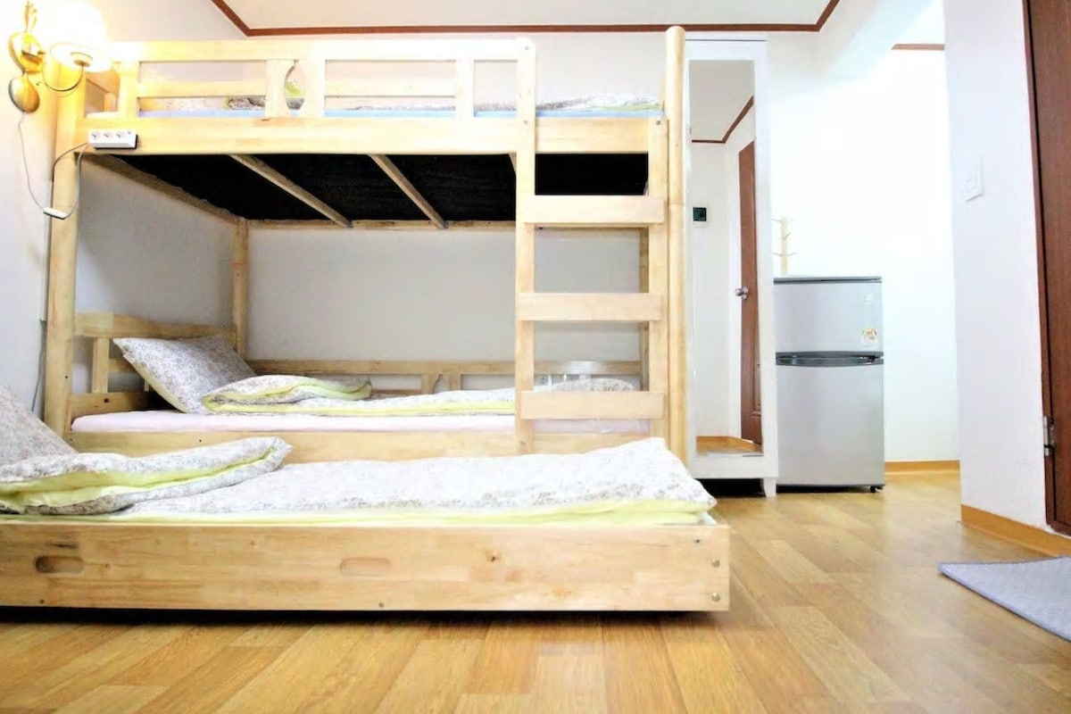 Room (3 Single Beds - 2 )