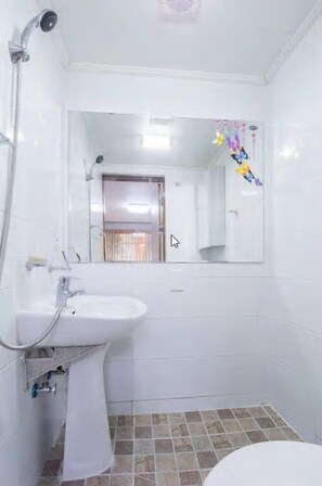 Shower, free toiletries