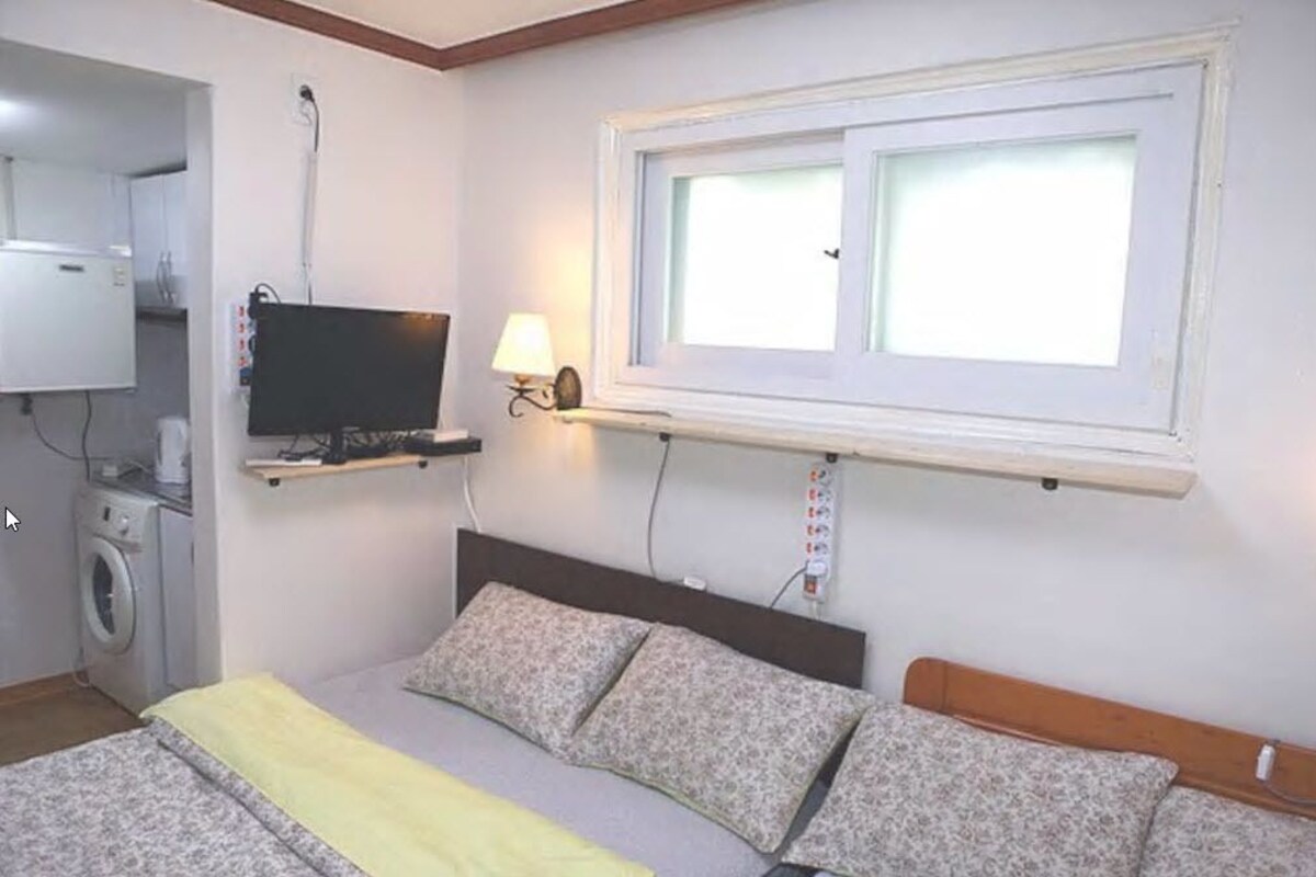 Family Room (2 Double Beds & 5 Single Beds)
