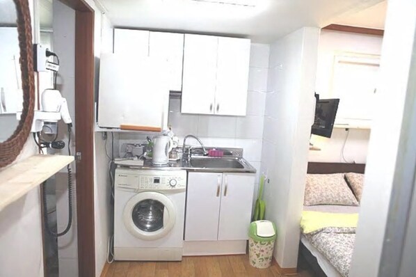 Habitación (Double & Single Beds - 2) | Cocineta privada | Refrigerador y utensilios de cocina 