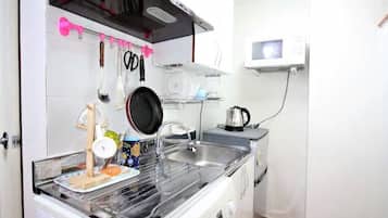 Room (Double Bed - 1) | Private kitchenette | Fridge, cookware/dishes/utensils