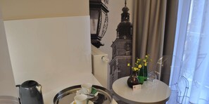 Romantic Apartment, 1 King Bed, Balcony | Room amenity