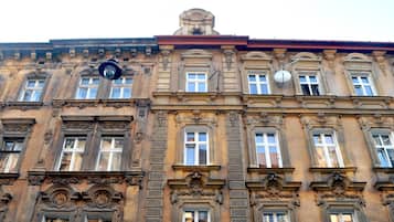 Ein historisches Gebäude mit aufwendiger Architektur, zahlreichen Fenstern und einer markanten Uhr.