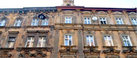 Un edificio storico con dettagli architettonici elaborati, numerose finestre e un orologio ben visibile.