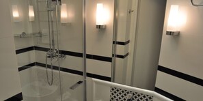Apartamento clássico, 2 camas de solteiro | Banheiro | Produtos de toalete grátis, secador de cabelo, toalhas de banho 