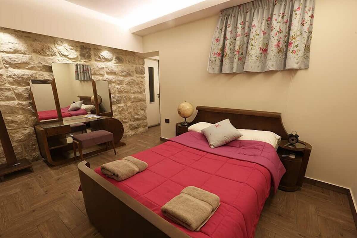 Tabla de planchar con plancha, wifi gratis y ropa de cama 