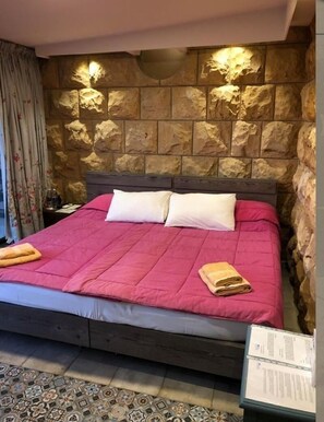 Double Room (Tripoli) | Iron/ironing board, free WiFi, bed sheets