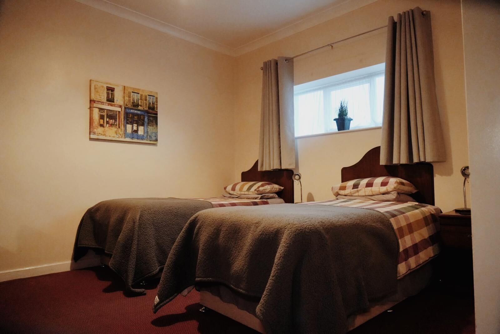 Habitación con 2 camas individuales | Escritorio y ropa de cama 