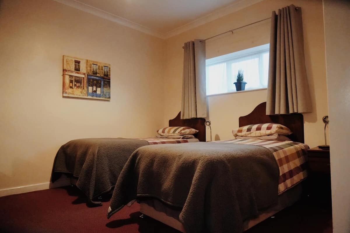 Habitació amb dos llits individuals | Escriptori i roba de llit