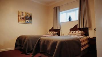 Twin kamer | Een bureau, beddengoed