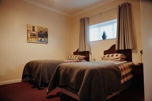 Twin Room | Desk, bed sheets - The Waverley Hotel (Crewe)