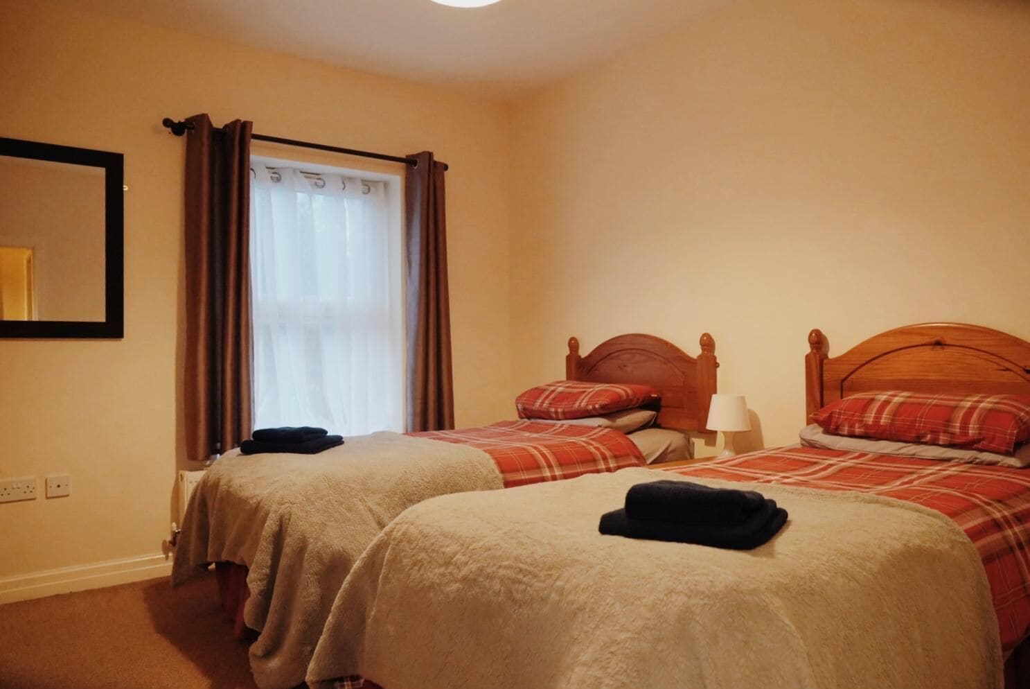 Departamento, 2 habitaciones | Escritorio y ropa de cama 