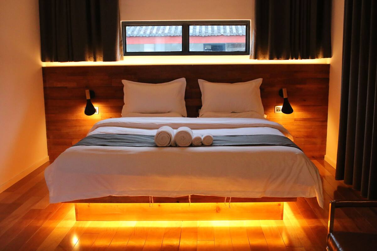 Deluxe King Room | In-room safe, desk, blackout curtains, soundproofing