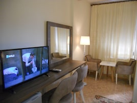 Triple Room, 1 Bedroom, Non Smoking, Side Beach View | Escrivaninha, ferros/tábuas de passar roupa, Wi-Fi de cortesia